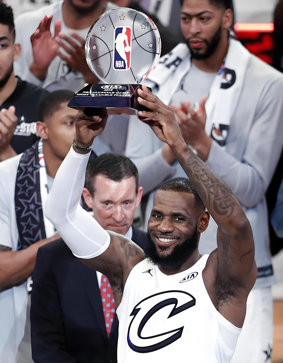 詹黑向詹姆斯致敬，并表示没詹姆斯、全明星都可能办不下去了！